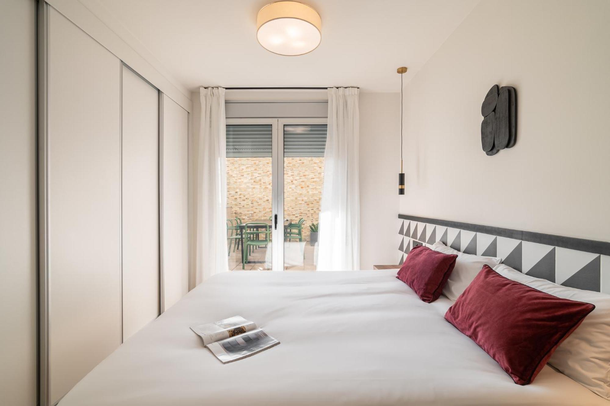 Port Forum Apartments By Olala Homes ซานต์อาเตรียเดเบซอซ ภายนอก รูปภาพ